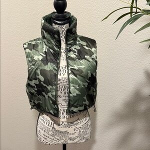 Daisy Camo Puffer Vest in Green and Black